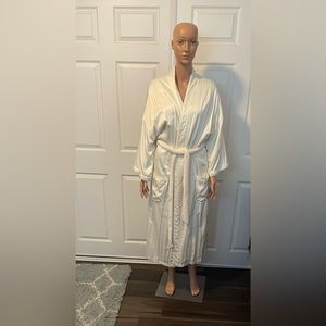 Luxurious Robe, Bought From The Wynn Hotel.  OSFA, Unisex, soft and warm.